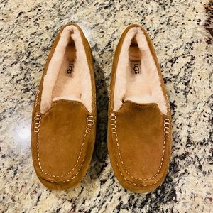 UGG Women’s Size 10 Fleece Lined Tan Slippers.